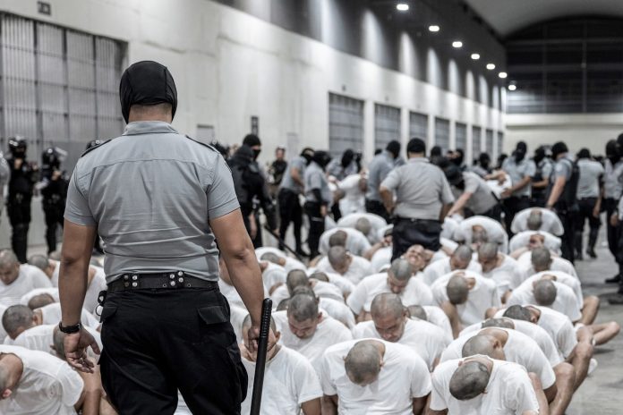 Foto: Migrante expone abusos del Cecot en pleno juicio/ Cortesía