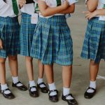 Adiós a las faldas: Escuelas de Inglaterra solo permitirán pantalones desde 2026 Foto: Escuelas de Inglaterra apuestan por igualdad eliminando las faldas /Cortesía