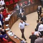 Diputados de Armenia convierten el parlamento en un campo de batalla (VIDEO) Foto: Parlamento de Armenia se convierte en un 'campo de batalla' /Cortesía