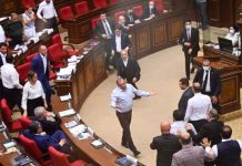 Diputados de Armenia convierten el parlamento en un campo de batalla (VIDEO) Foto: Parlamento de Armenia se convierte en un 'campo de batalla' /Cortesía