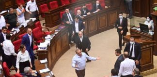 Foto: Parlamento de Armenia se convierte en un 'campo de batalla' /Cortesía