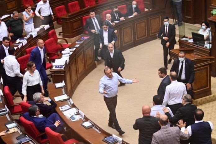 Foto: Parlamento de Armenia se convierte en un 'campo de batalla' /Cortesía Foto: Parlamento de Armenia se convierte en un 'campo de batalla' /Cortesía