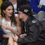 ¿Indirecta para Kendall? Bad Bunny enciende las redes con misteriosa gorra Foto: Bad Bunny y su gorra viral /cortesía