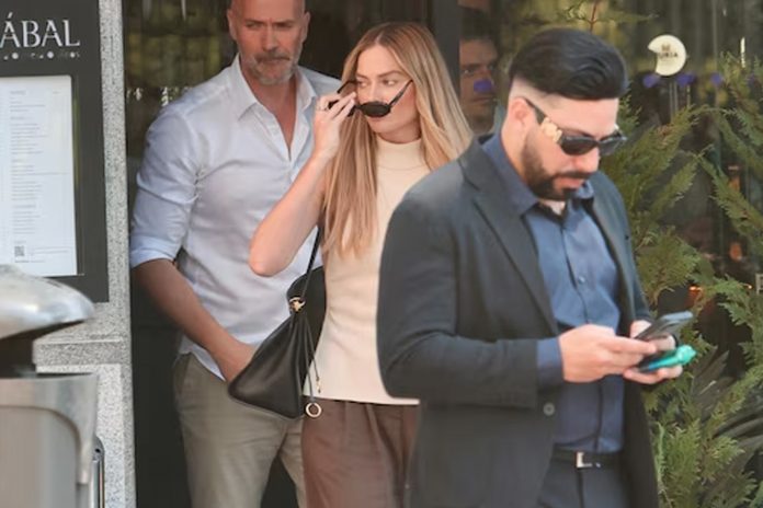 Foto: Robbie disfruta de la gastronomía española/ Cortesía