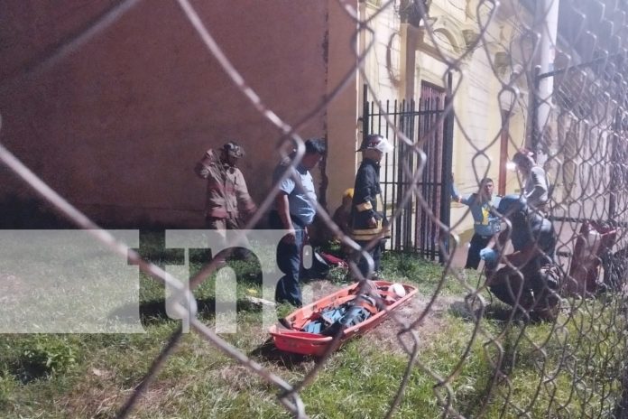 Foto:Salvan a joven que cayó 13 metros en un cauce en Granada/TN8