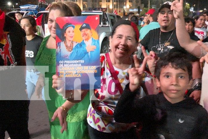 1 Foto: Estallido de alegría y unidad en la Plaza de la Revolución con el show de juegos artificiales/TN8