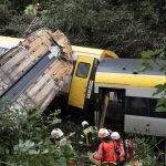 Descarrila tren con 100 pasajeros en Alemania: evacuación y escenas impactantes