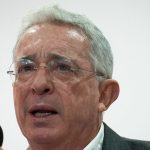 Uribe, primer ex presidente de Colombia condenado por soborno y fraude