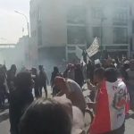 Perú reprime marcha fúnebre de familiares de víctimas contra Dina Boluarte Foto: Confrontación en Perú /cortesía