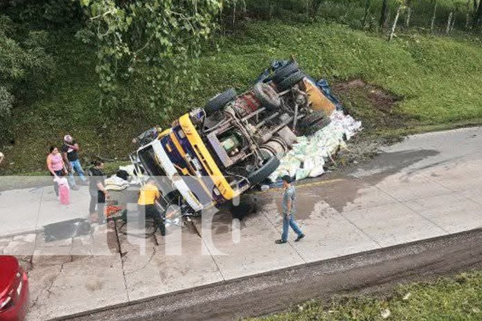 Foto: Camión cargado de arroz vuelca en carretera Río Blanco/TN8 Foto: Camión cargado de arroz vuelca en carretera Río Blanco/TN8