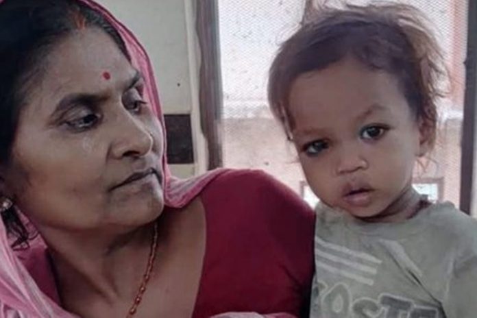 1 Foto: Niño en la India se defiende mordiendo cobra hasta matarla/Cortesía