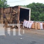 Foto: Camión cargado de maní se vuelca en carretera Masaya–Granada /TN8