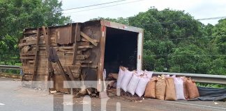 Foto: Camión cargado de maní se vuelca en carretera Masaya–Granada /TN8