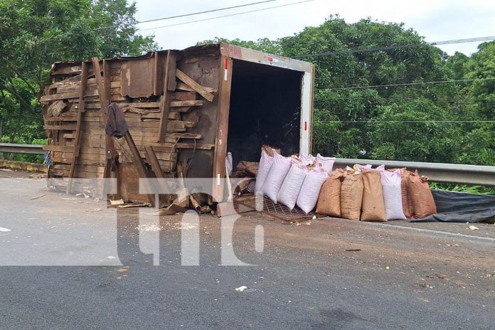 Foto: Camión cargado de maní se vuelca en carretera Masaya–Granada /TN8 Foto: Camión cargado de maní se vuelca en carretera Masaya–Granada /TN8