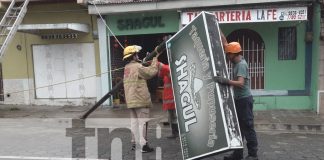 Foto: Fuerte viento en Estelí derriba rótulo y genera pánico en pleno centro/TN8