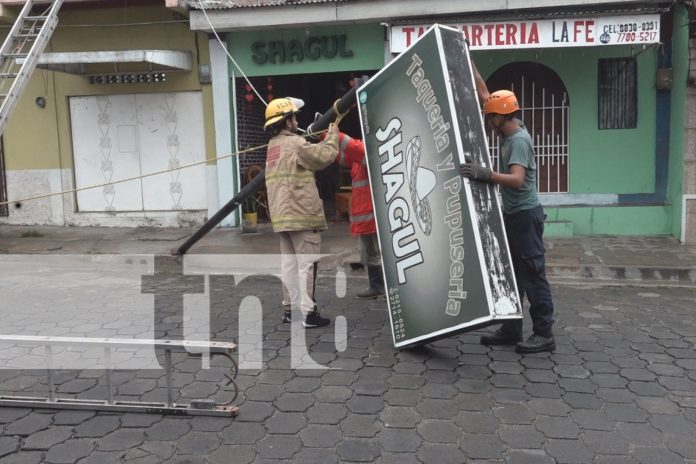 Foto: Fuerte viento en Estelí derriba rótulo y genera pánico en pleno centro/TN8