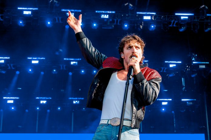 Foto: Benson Boone debuta en el No. 2 del Billboard 200/ Cortesía