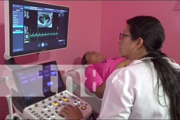 La delegación oficial de la República de la Unión de Myanmar arribó a tierra nicaragüense, encabezada por el coronel en retiro Wunna Maung Lwin, miembro del Consejo de Administración Estatal y exministro de Relaciones Exteriores de ese país asiático.  El distinguido visitante fue recibido por el Asesor Presidencial para la Promoción de Inversiones, Comercio y Cooperación Internacional, Laureano Ortega Murillo, y el Asesor en Políticas Internacionales, compañero Dennis Moncada. Ambos destacaron el profundo agradecimiento del pueblo y Gobierno de Nicaragua por este gesto de hermandad y respeto entre pueblos soberanos.  “Estamos honrados y contentos de recibir en nuestro país al camarada, al compañero coronel en retiro Wunna Maung Lwin, miembro del Consejo de Administración Estatal de Myanmar y exministro de Relaciones Exteriores, enviado especial de nuestro hermano presidente y primer ministro Min Aung Hlaing, de la República de la Unión de Myanmar”, expresó Laureano Ortega Murillo.  El delegado llega como enviado especial del presidente y primer ministro de Myanmar, para participar en los actos conmemorativos del 46 aniversario del triunfo de la Revolución Popular Sandinista.   Durante su visita oficial, también sostendrá un encuentro en el despacho del compañero Laureano Ortega Murillo, donde se abordarán temas de cooperación bilateral y se reafirmará la voluntad de continuar fortaleciendo los lazos de amistad entre ambas naciones.  “El compañero viene a participar en las celebraciones y conmemoraciones de nuestra Revolución Popular Sandinista. Nos sentimos profundamente honrados por su presencia, que nos llena de fortaleza. Reiteramos nuestra hermandad con Myanmar, una relación especial que valoramos y agradecemos”, añadió Laureano Ortega.  La presencia de esta delegación representa un símbolo del compromiso entre Nicaragua y Myanmar por continuar construyendo relaciones de respeto, solidaridad y cooperación internacional, en defensa de la soberanía y la autodeterminación de los pueblos. Foto: Managua acoge feria de salud para mejorar cuidados a gestantes /TN8