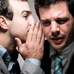 Expertos explican por qué necesitamos el chisme para convivir mejor Foto: El chisme cumple funciones sociales importantes/Cortesía