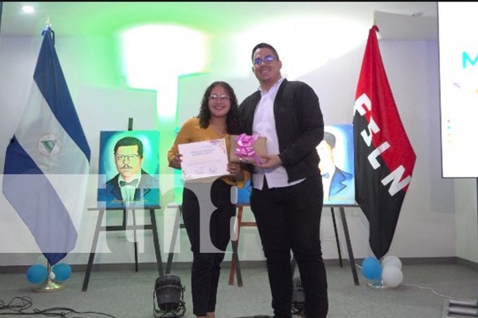 Foto: estudiantes sobresalientes celebran con orgullo su día nacional/TN8 Foto: estudiantes sobresalientes celebran con orgullo su día nacional/TN8