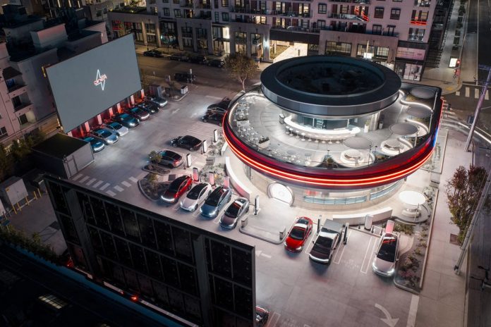 2 Foto:Fans viajan horas para probar comida en Tesla Diner/Cortesía
