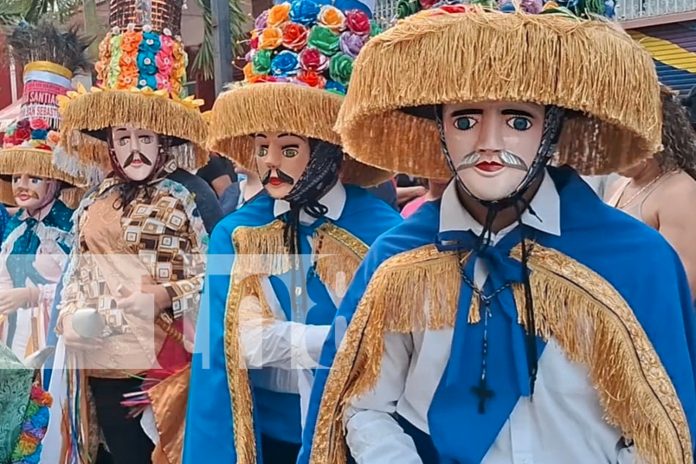 FOTO: Tradición y folclore brillan en el tope de santos en Carazo/TN8