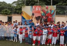 Foto: Atletas depositan flores en homenaje al Comandante Hugo Chávez en Nicaragua/TN8