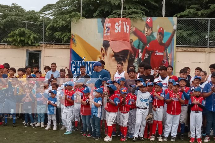 Foto: Atletas depositan flores en homenaje al Comandante Hugo Chávez en Nicaragua/TN8 Foto: Atletas depositan flores en homenaje al Comandante Hugo Chávez en Nicaragua/TN8
