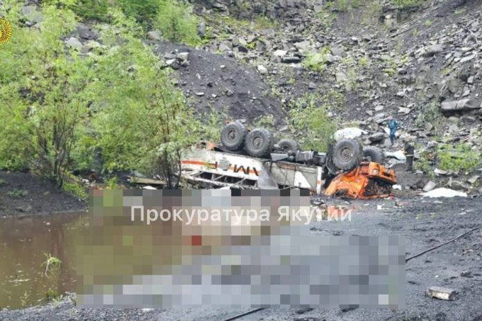 Foto: Al menos 14 personas muertas tras volcar un autobús en Rusia /Cortesía Foto: Al menos 14 personas muertas tras volcar un autobús en Rusia /Cortesía