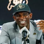 Deion Sanders vence al cáncer de vejiga y confirma que seguirá entrenando Foto: Deion Sanders revela que superó un cáncer en la vejiga /Cortesía