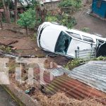 Conductor pierde el control y cae al patio de una vivienda en Boaco Foto: Un aparatoso accidente ocurrió la madrugada en Boaco/ TN8