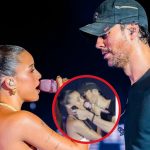 Enrique Iglesias sorprende a Emilia Mernes con un beso en el Granca Live Fest Foto: Enrique Iglesias y Emilia Mernes protagonizaron un momento/ Cortesía