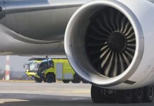 Tragedia en Italia: hombre muere al ser succionado por la turbina de un avión Foto: Muere succionado por la turbina de un avión en Italia /Cortesía
