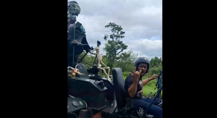 Foto: Sujeto en Nicaragua con una moto temática en la esfera del terror Foto: Sujeto en Nicaragua con una moto temática en la esfera del terror