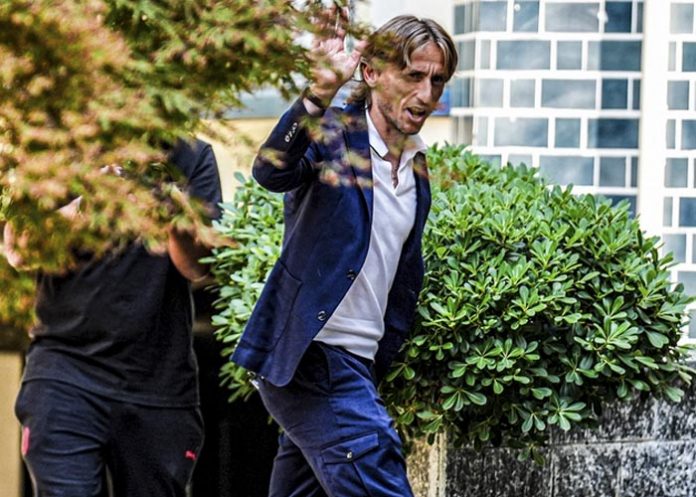 Luka Modric Luka Modric llegó a Italia para firmar con AC Milán