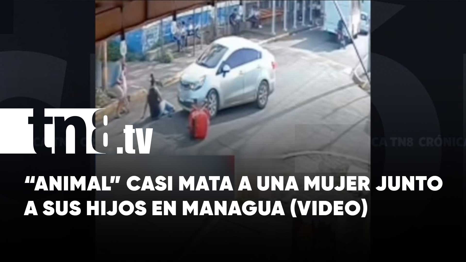 Mujer y sus pequeños se salvan de morir atropellados en la Colonia 14 ...