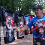 Entre camisetas y banderas, Managua vive el fervor del 46/19 Foto: Venta de camisetas para celebrar el 46/19