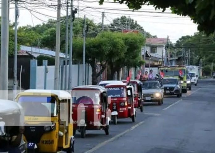 Foto: Festejo del 46/19 con caponeros y taxistas / TN8