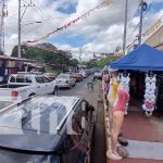 Caos vial en Managua por parqueos ilegales y negocios en las aceras Foto: Obstáculos en las vías, como sillas o cubos, son ilegales en Managua / TN8