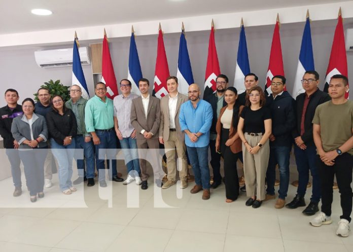 Foto: Coordinadores de medios con representantes de RT En Español / TN8