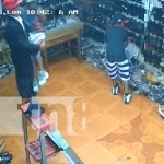 Ejemplo vergonzoso: padre roba mientras su hijo elige calzado en Masaya (VIDEO) Foto: Hombre roba zapatos frente a sus hijos en Masaya / TN8