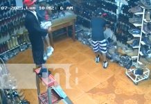 Ejemplo vergonzoso: padre roba mientras su hijo elige calzado en Masaya (VIDEO) Foto: Hombre roba zapatos frente a sus hijos en Masaya / TN8