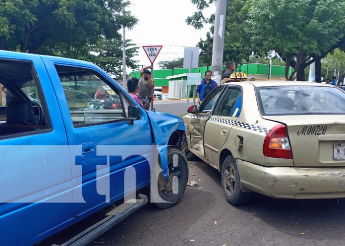 Foto: Imprudencia de taxi en Managua, Nicaragua, provoca accidente / TN8 Foto: Imprudencia de taxi en Managua, Nicaragua, provoca accidente / TN8