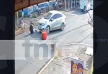 Mujer y sus pequeños se salvan de morir atropellados en la Colonia 14 de Septiembre Foto: Casi mata a una mujer junto a sus hijos en la 14 de Septiembre /TN8