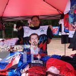 Excelentes expectativas de ventas de gorras y camisetas en este 46/19 Foto: Comercio de camisetas y banderas por el 46/19