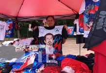 Foto: Comercio de camisetas y banderas por el 46/19