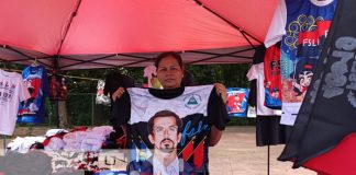 Foto: Comercio de camisetas y banderas por el 46/19