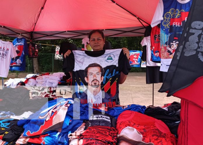 Foto: Comercio de camisetas y banderas por el 46/19