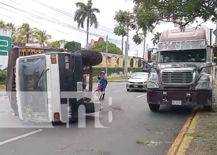 Foto: Vuelco de ambulancia en Managua / TN8