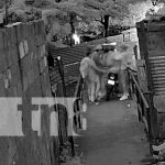 Motociclista es atacado y despojado de su moto en violento asalto en Managua (VIDEO) Foto: Asalto a un joven en el sector del Mercado Israel Lewites / TN8